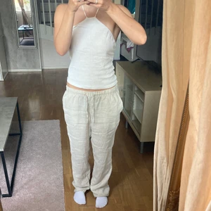 Linnebyxor  - Funderar nu på att sälja mina linnebyxor om flera är intresserade! Dom är köpta på hm och är slutsålda. Storleken är S men skulle säga att de passar xs-m då man kan knyta de i midjan. De är i väldigt bra skick och har otroligt skönt material! Kommer endast sälja vid bra bud❤️ Buda privat!!! köparen står för frakten! Skriv om du vill se fler bilder så löser jag det❤️ 