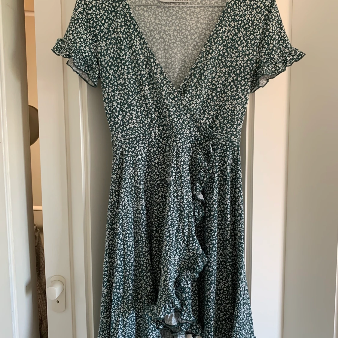 Grön miniklänning med blommigt mönster