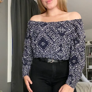 Off-shoulder - En oanvänd och fin off-shoulder tröja❤️