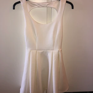 Klänning (strl XS) - Superfin klänning som är öppen i ryggen! Använd bara en gång och är i superbra skick! 