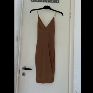 Beige klänning - Köpte klänningen på en annan hemsida liksom denna. Endast använd 1 gång! Strl XS men passar även en S. Skicka pm för bättre bilder!😁