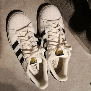 Adidas oeiginals (herr storlek 41 1/3) - Bra skick, använda några månader 
