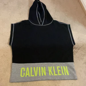 Calvin Klein hoodie - En svart Ck hoodie i strl:140-146. Är i ny skick! Är bara använd 2 gånger.