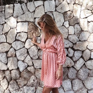 Söt klänning från Zara - Somrig och snygg rosa klänning från Zara i storlek XS