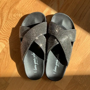 Glittriga slipins  - Super bekväma!! Tofflor som är fina i solen. Aldrig använda 