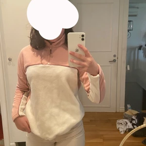 Tröja - As skön och fin tröja, väldigt varmt tyg. Det gick att spänna den förut men det funkar inte längre dock den är ungefär 1 år gammal men bara använd 1 gång. Original pris 300kr