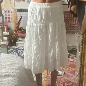 Trendig kjol - Luftig kjol köpt från Shein! Jag tog en storlek för smått och därför är den väldigt kort på mig (jag är 171cm) därför skulle jag personligen säga att den skulle passa bättre på någon lite kortare! (Om man vill ha den lång) skriv om ni har några funderingar!❤️