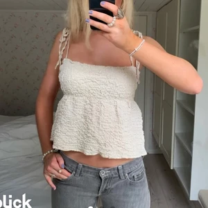 Oanvänd topp zara  - Säljer min oanvända topp från zara, i perfekt skick! Lånade bilder men ser precis likadan ut❤️