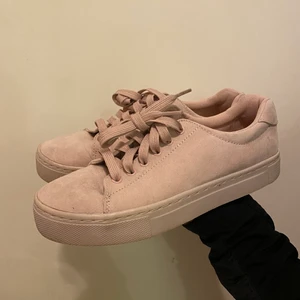 Rosa skor - Säljer mina knappt andvända ljus rosa skor. I storlek 39, bra skick.💓 osäker på frakt än så länge 66kr