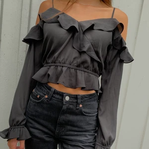 Svart blus  - Säljer helt oanvänd festlig svart blus från H&M, skicket är som ny och storlek är 34. Kan skicka fler bilder samt info vid intresset!