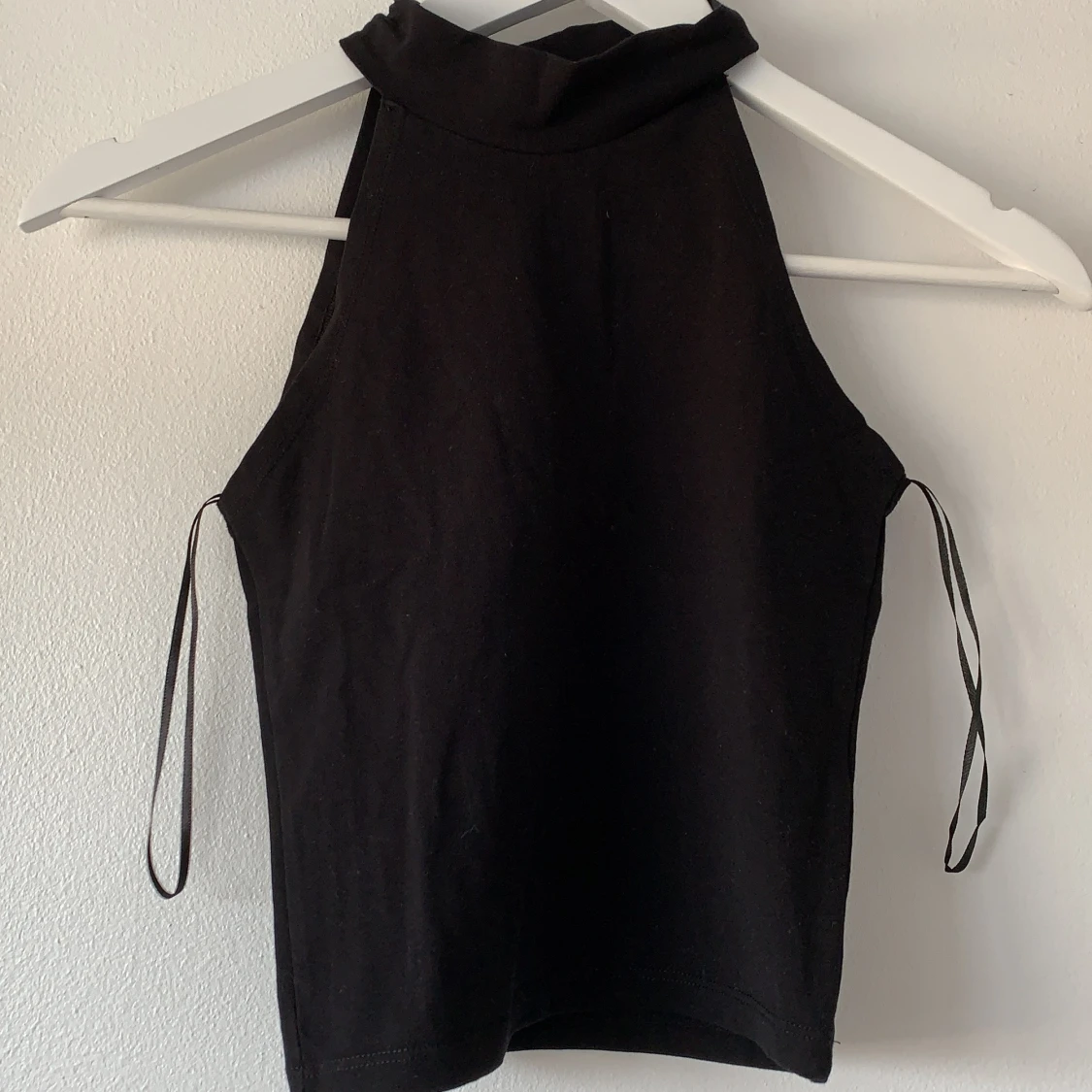 Svart linne med krage