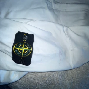 Stone Island Tröja - Jättebra skick, inte använd mer än 3-4 gånger. Finns ett litet märke inte jättesynligt vid axeln. Går nog att tvätta bort om man gör det ordentligt.