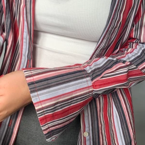 Rödrandig skjorta  - En rödrandig skjorta från Boomerang i stl 36. Kjortan har ett hål på ena ärmen (bild tre) men är annars i gott skick. Frakt ingår i pris