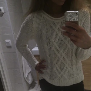 Vit stickad tröja - Vit superfin stickad tröja strl xs/s, väldigt fin kvalité. säljer för att den är för liten för mig💔 perfekt nu till sommarkvällar