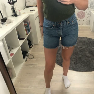 Shorts med normal midja - Jeansshorts som slutar precis under naveln. Har bara använt de ett fåtal gånger och säljer de för att jag helt enkelt inte använder de!