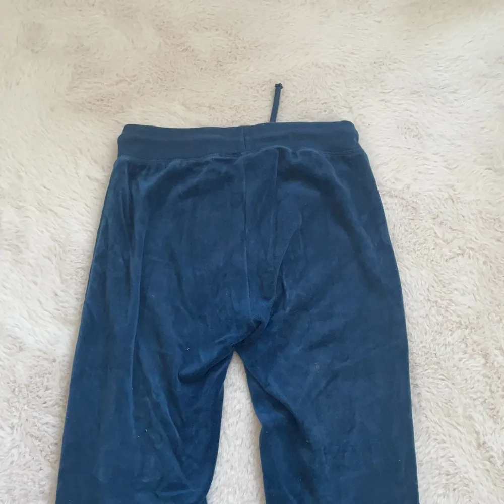 Mörkblåa mjukisbyxor köpta från Cubus för flera år sedan. Vet inte vad det är för storlek men dem e cirka 5 cm för korta för mig som är 172cm . Jeans & Byxor.