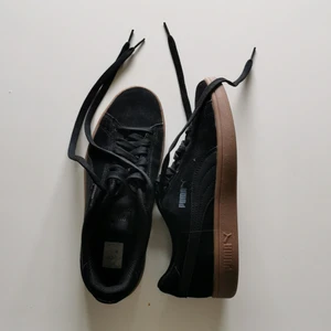 Skor - Ett par jätte fina, oanvända puma skor. Köptes för ett tag sen men har aldrig använts och har ej några skador. Strl 38. Köpare står för frakt om man ej vill mötas upp i Halmstad. 