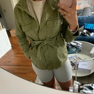 jacka - Militär grön jacka från NAKD i storlek small