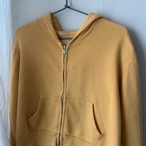 Zip hoodie  - Finaste zipup hoodien från brandy Melville köpt i Barcelona 💖 så fin färg nu till hösten, onesize. Skriv för fler bilder 