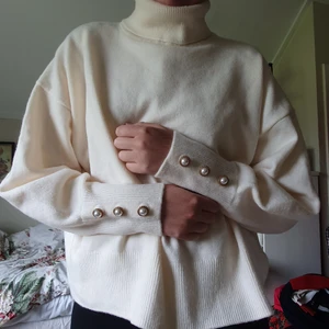 Vit Polotröja  - Från storlek XL, helt oanvänd, prislappen är kvar! 😊