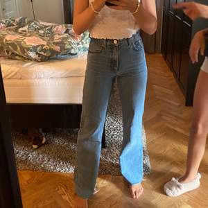 Långa raka jeans från zara, modellen ”jeans med hög midja wide leg full length”. Använda några gånger men i bra skick, storlek 34 och långa i benen på mig som är 172 cm! 