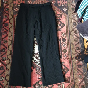 Kostym byxor - Randiga kostym byxor insydda i storlek 34/36. Som i nyskick. De ger en 90-tals vibe! Köparen står för frakten <3