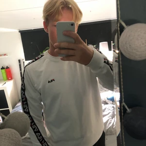 Fila sweatshirt  - Säljer den snygga fila sweatshirt. Inga fläckar eller skador, väldigt bra skick, storlek M