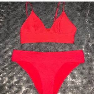 Röd bikini - Säljer denna bikini då den var alldeles för liten!