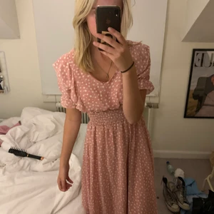 Klänning med resår strl s - Säljer denna fina klänning med resår i midjan😭🥰så fina detaljer! Strl s