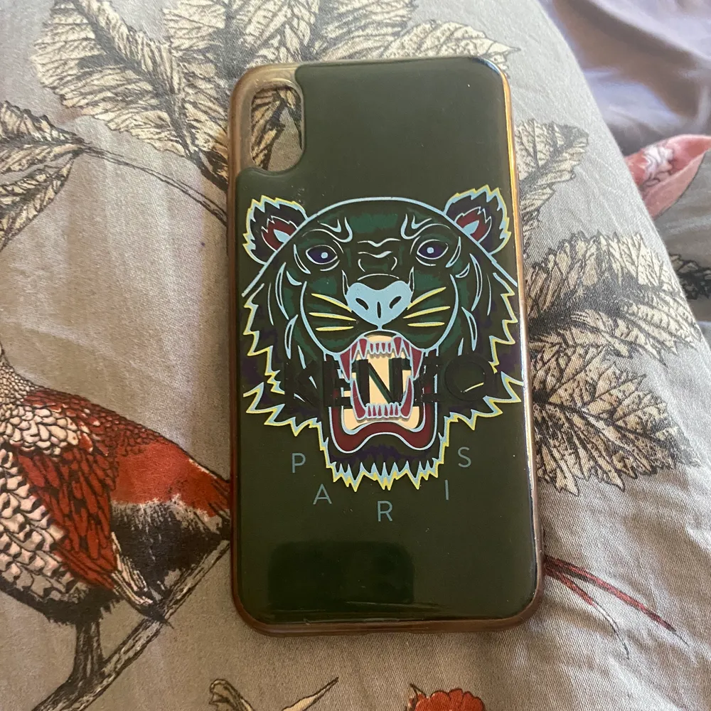 Ett äkta kenzo skal, det är i använt skick men inget är sönder! + inga repor❤️ köpt för ca 550kr❤️. Accessoarer.