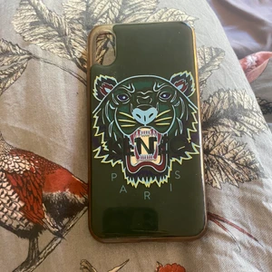 Kenzo skal - Ett äkta kenzo skal, det är i använt skick men inget är sönder! + inga repor❤️ köpt för ca 550kr❤️