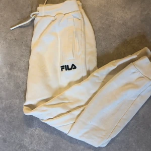 Mjukisbyxor  - Helt oanvända mjukisbyxor från fila🤍 storlek xs🤍köptes för 420kr🤍frakt tillkommer 🤍 #mjukisbyxor #fila (fraktkostnaden kan ändras)