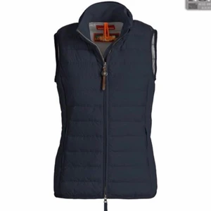 Para jumper väst DAM  - Para jumper väst dam, säljer pågrund av för liten storlek för mig. Använd ungefär 3-5 gånger bara så den är som i nyskick. Storlek S men passar XS och en liten M. Jätte skön och bekväm, inner fickor och stäng bara fickor utvädring. Köptes för 2700kr förra året på Johnells. Säljer för 1700kr möjligtvis snabbaffär 1200kr (vid frågor eller funderingar hör av er så svarar jag så snabbt jag kan) mer bilder kan skickas😇 #Johnells #parajumper #väst #nyskick #snabbaffär