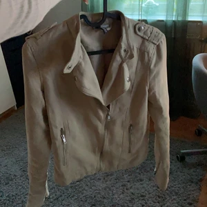 Mocka jacka - En beige mocka jacka i strl 34, köpt av någon på tise men var då tyvärr lite för liten, annars fin och i bra skick, då endast provad på💗