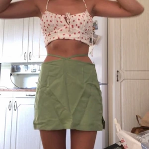 Grön kjol med snörning  - Denna kjol i strl S från Bershka var dessvärre för liten för mig (köpte en till mig i medium). Snörningen är fäst i mitten av kjolen och kan knytas hur man vill. 