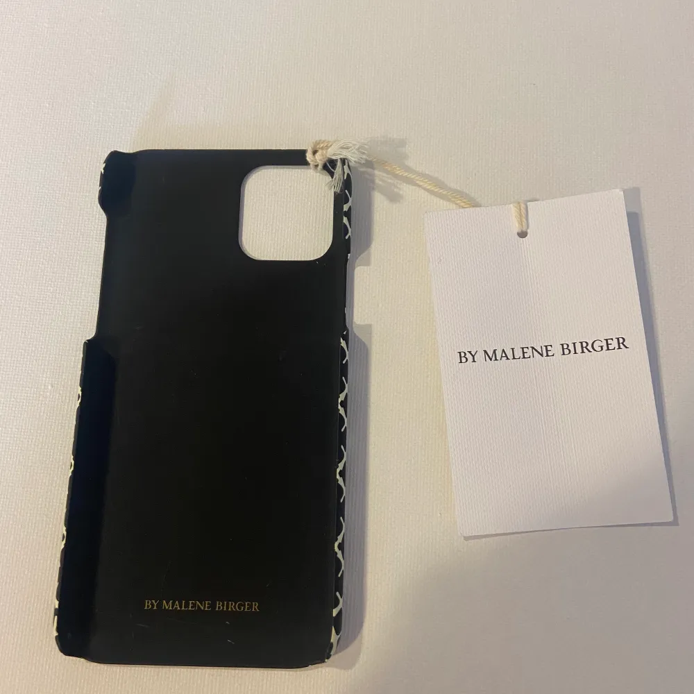 Skal från By Malene Birger, aldrig använt & prislapp kvar! Säljer för 100kr, köparen står för frakten. Skalet är för IPhone 11 pro. Övrigt.