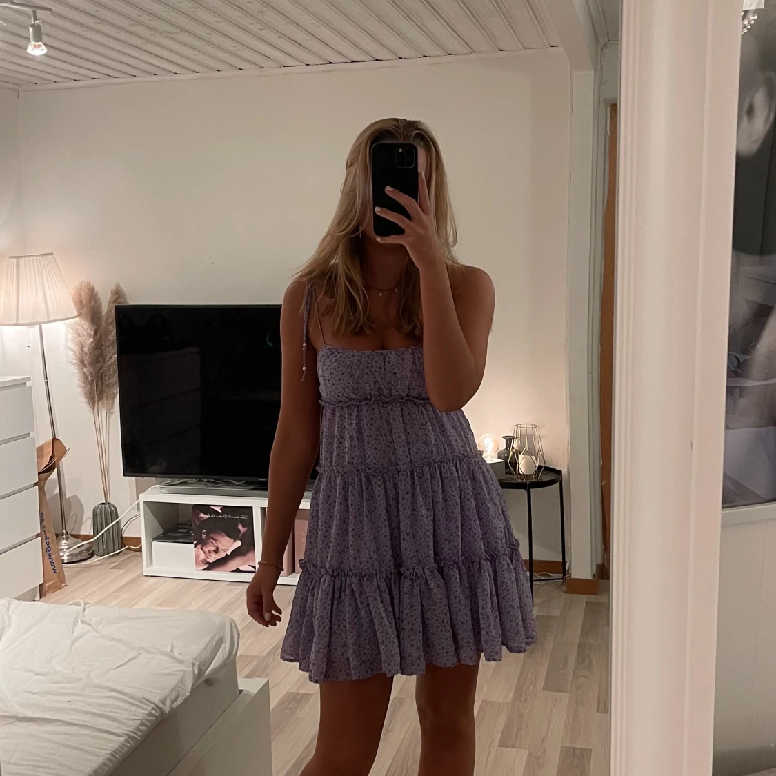 Blommig lila volangklänning  - 90