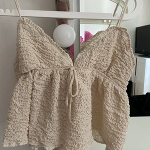 Zara topp - Beige topp från Zara. Är storlek XL men skulle säga att den mer passar från M. 