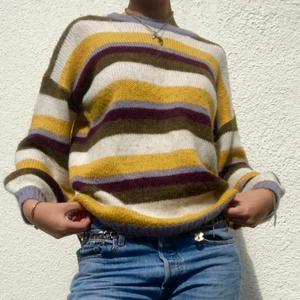 Randig stickad tröja - Jättefin och mysig stickad tröja från TopShop. Den är köpt för två år sen och inte använd särskilt mycket. Ljuset på den första bilden är lite dåligt så färgerna ser lite bleka ut, den andra bilden visar färgerna bättre. Den är oversized i modellen och har ballongärmar. 