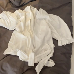 Only tröja storlek M💕 - Säljer denna tröjan med puff armar och knyter vid sidan för den it kmr till användning ❤️ Använt ngr gng bara så den är i väldigt fint skick💕