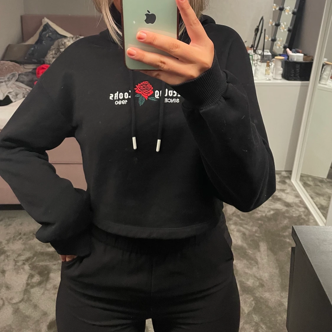 Svart hoodie med ros-tryck🌹