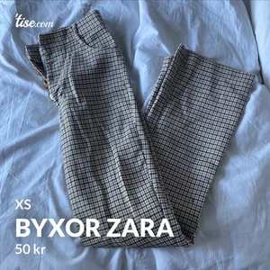 Byxor från Zara - läs texten i min bio innan ni skickar massa frågor! snabba, direkta och krångelfria köp prioriteras! säljer ut massa från min garderob till ett billigt pris, pruta ej! fast fraktpris! önskar du däremot köpa flera av mina kläder kan jag skicka detta i samma paket för fraktpriset av en! 