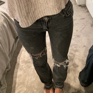 Zara jeans - Grå zara jeans i storlek 34 men skulle säga att de är mer som 36. Passar båda! Mid rise. I toppskick! BUD ÄR EXKL FRAKT