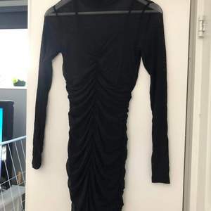 Klänning i mesh med svart underklänning👗