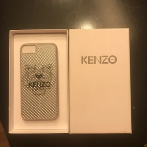 Kenzo skal - Silvrigt kenzoskal med svart kenzologga. Passar en iPhone 6/7.