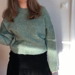 Ylletröja från Lindex. - Jättefin ylletröja från Lindex i mysig, skön, grön färg. Liite sticksig, sådär som en ylletröja ibland kan va… 