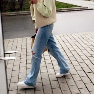 Pull and bear jeans - Säljer mina pull and bear jeans då det ej kommer till användning. Sitter perfekt på mig som är 175cm😚 dessa är 34 men passar mig som brukar ha 36