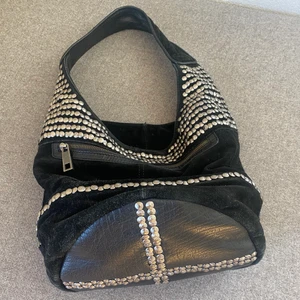 Frontrow väska  - Super snygg väska i läder & mocka från Frontrow som tyvärr inte får plats i garderoben längre. NYSKICK. Hämtas i Malmö. 