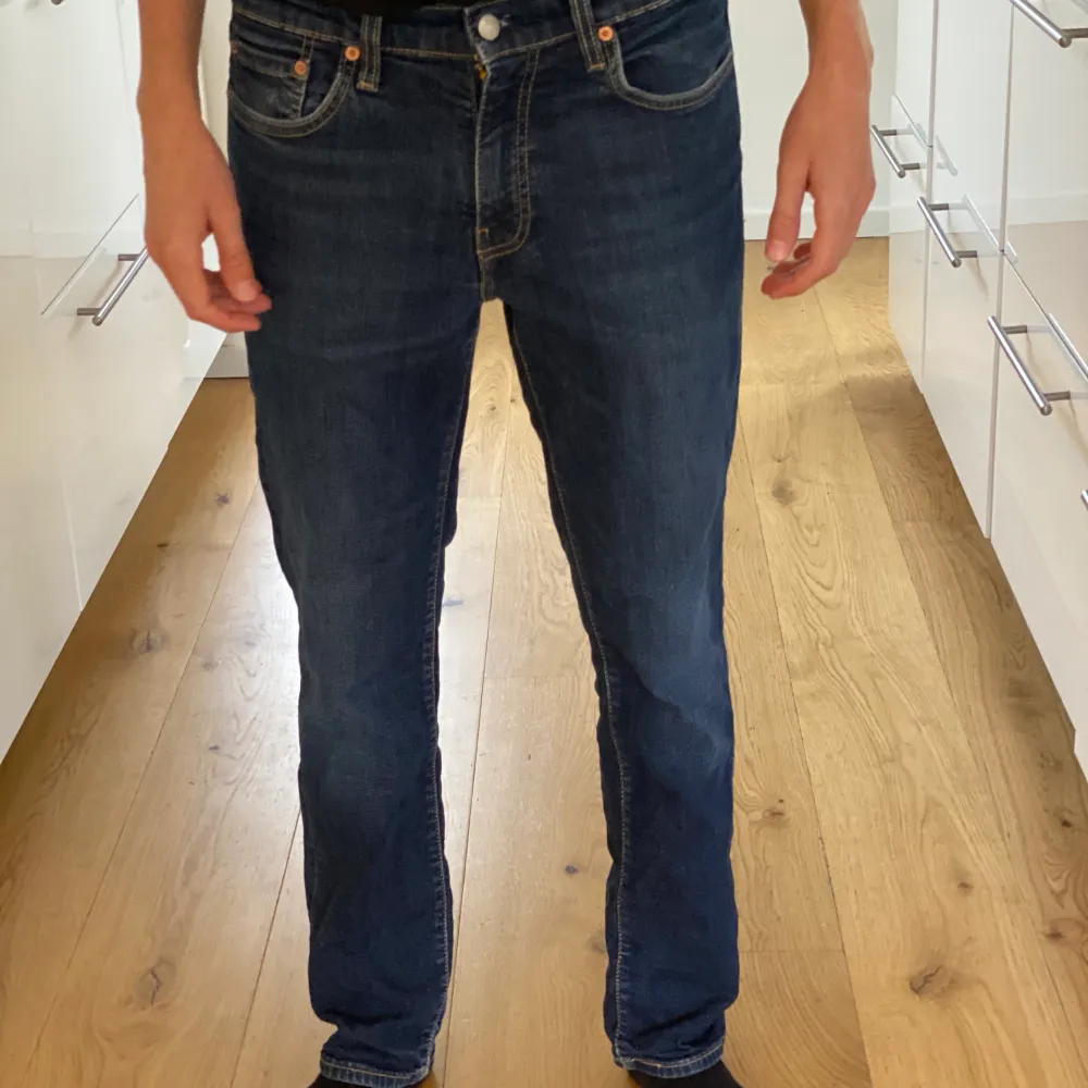 Levis 511 jeans i fint skick. Jeansen är använda ett par gånger. Ett par fina jeans som passar till alla! . Jeans & Byxor.