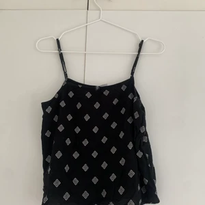 Linne från divided  - Gulligt linne från divided, aldrig använt. Sitter bra på mig som brukar ha s-xs!